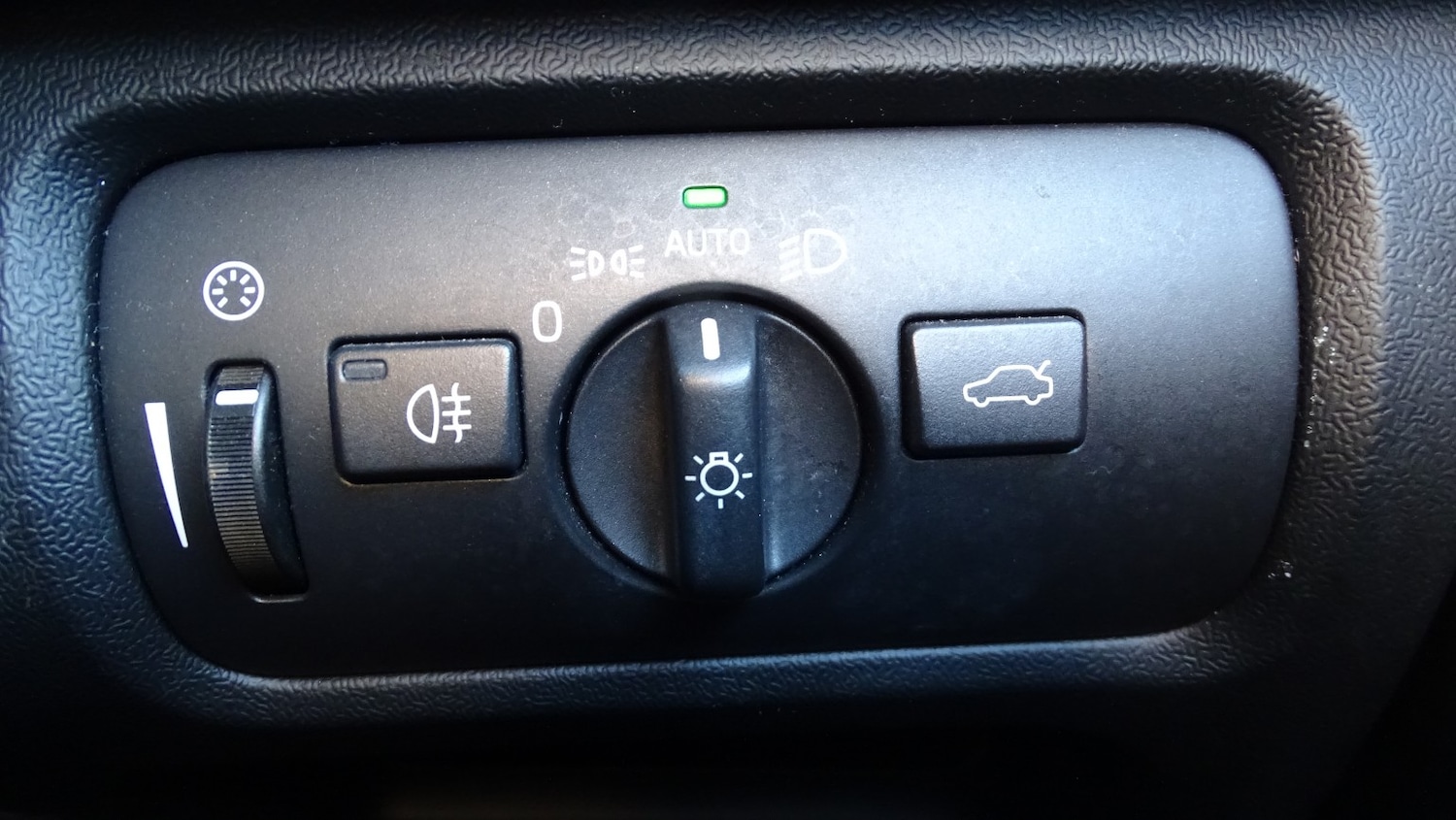 Used Volvo V40 2015 for sale - 77938014: Photo 37