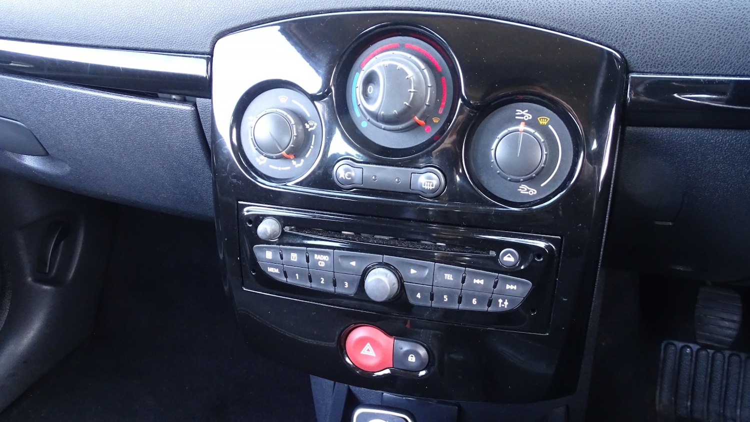 Used Renault Clio 2011 for sale - 77721332: Photo 35