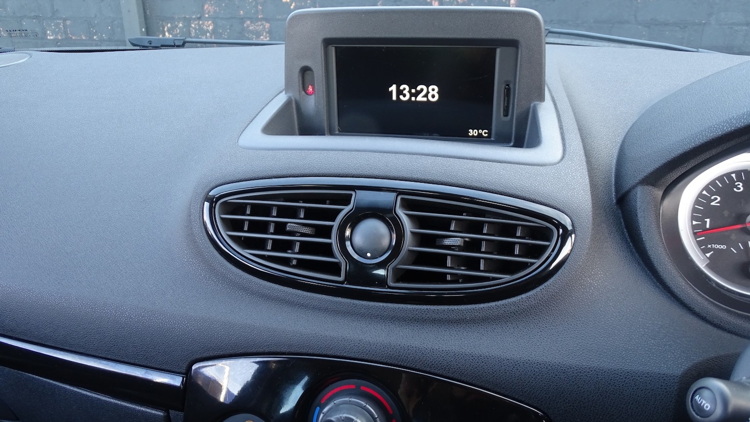 Used Renault Clio 2011 for sale - 77721332: Photo 36