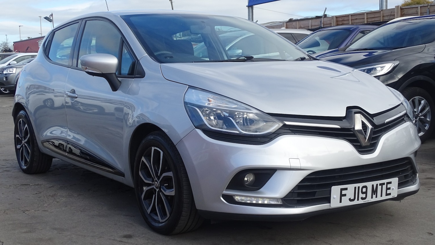 Used Renault Clio 2025 for sale - 76769142: Photo 2
