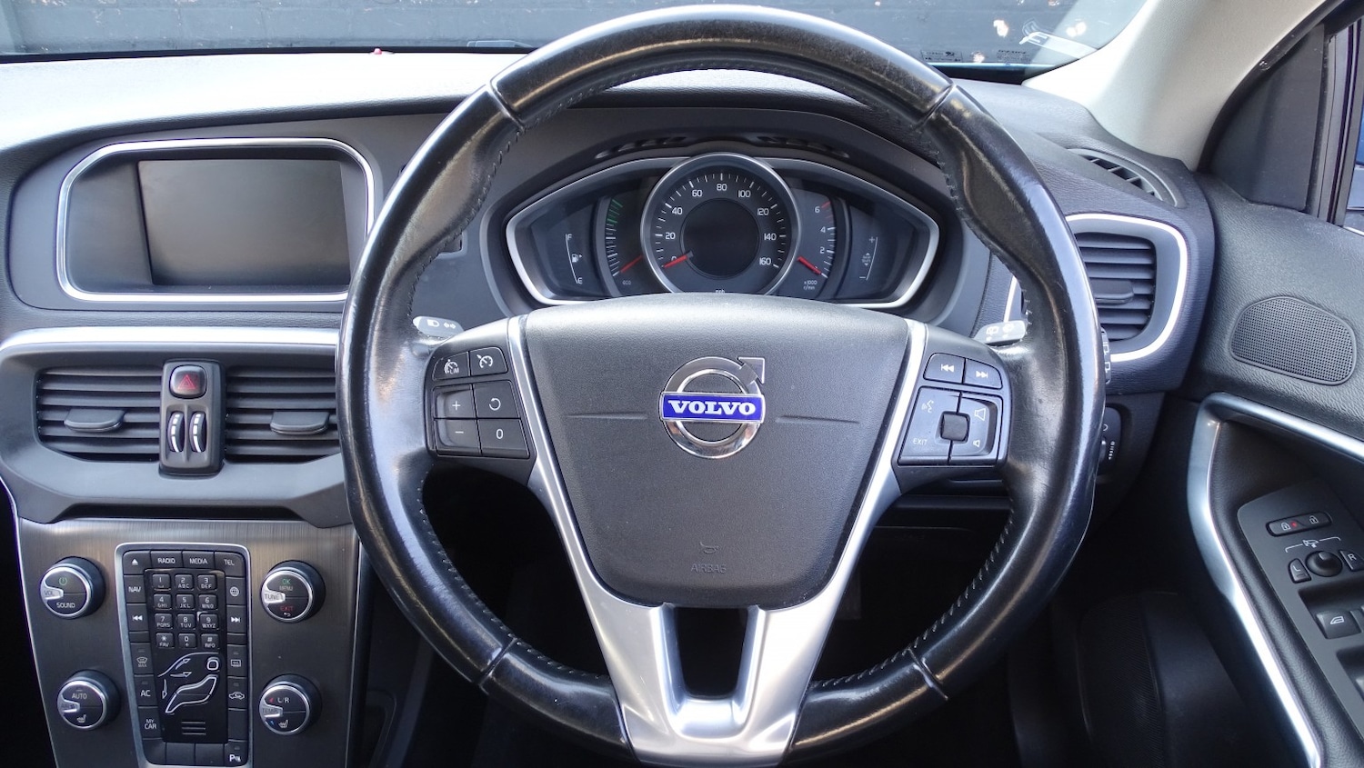 Used Volvo V40 2015 for sale - 77766519: Photo 37