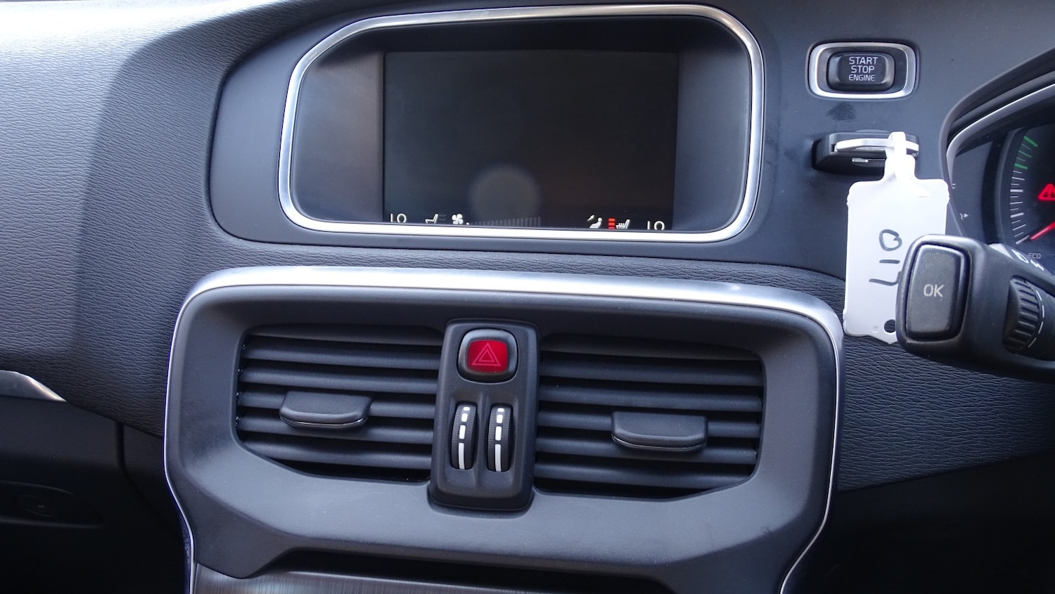 Used Volvo V40 2015 for sale - 77766519: Photo 41