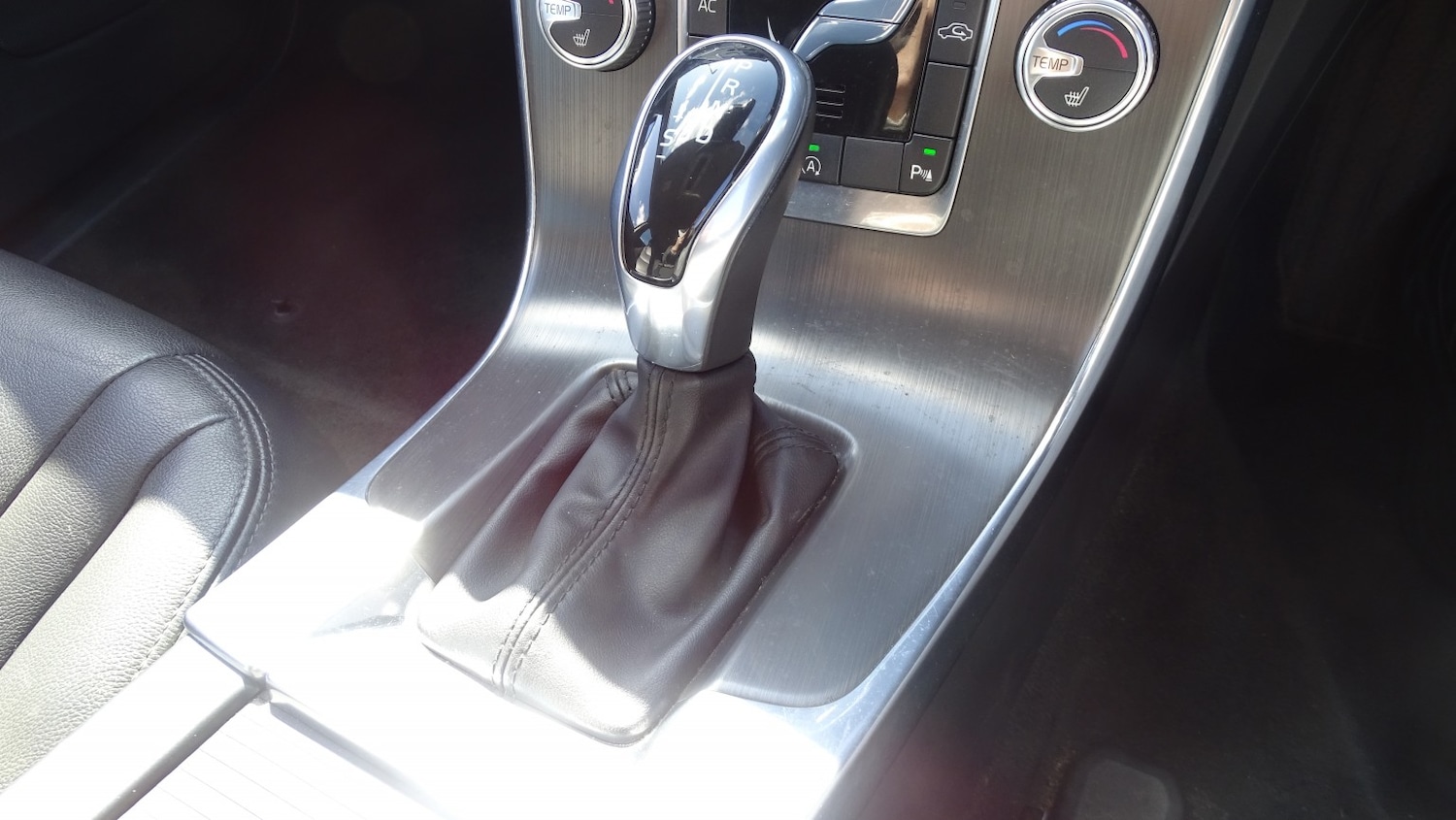 Used Volvo V60 2015 for sale - 78031758: Photo 38