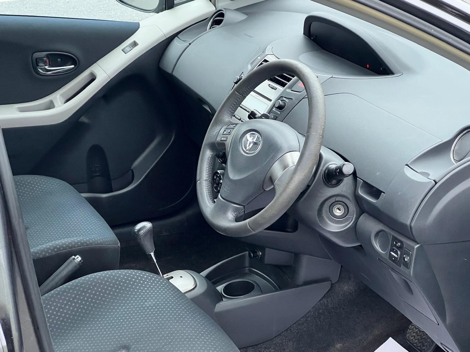 Used Toyota Yaris 2010 for sale - 77305387: Photo 19