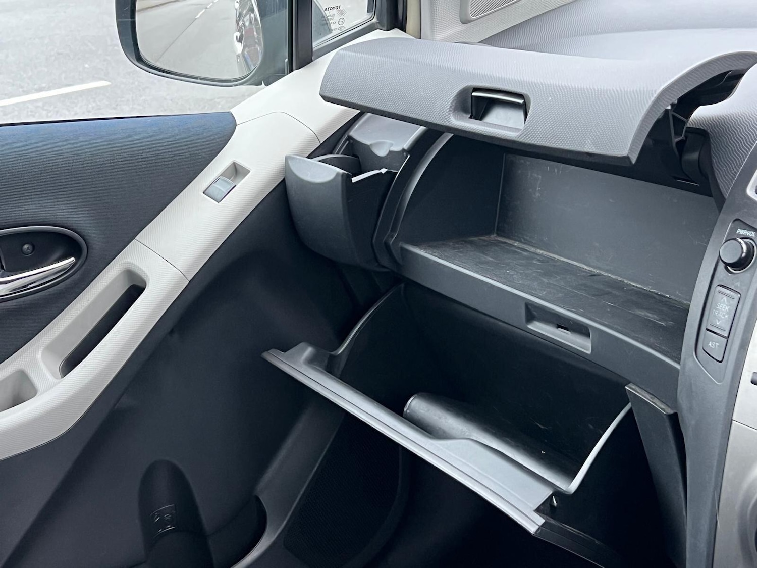 Used Toyota Yaris 2010 for sale - 77305387: Photo 38