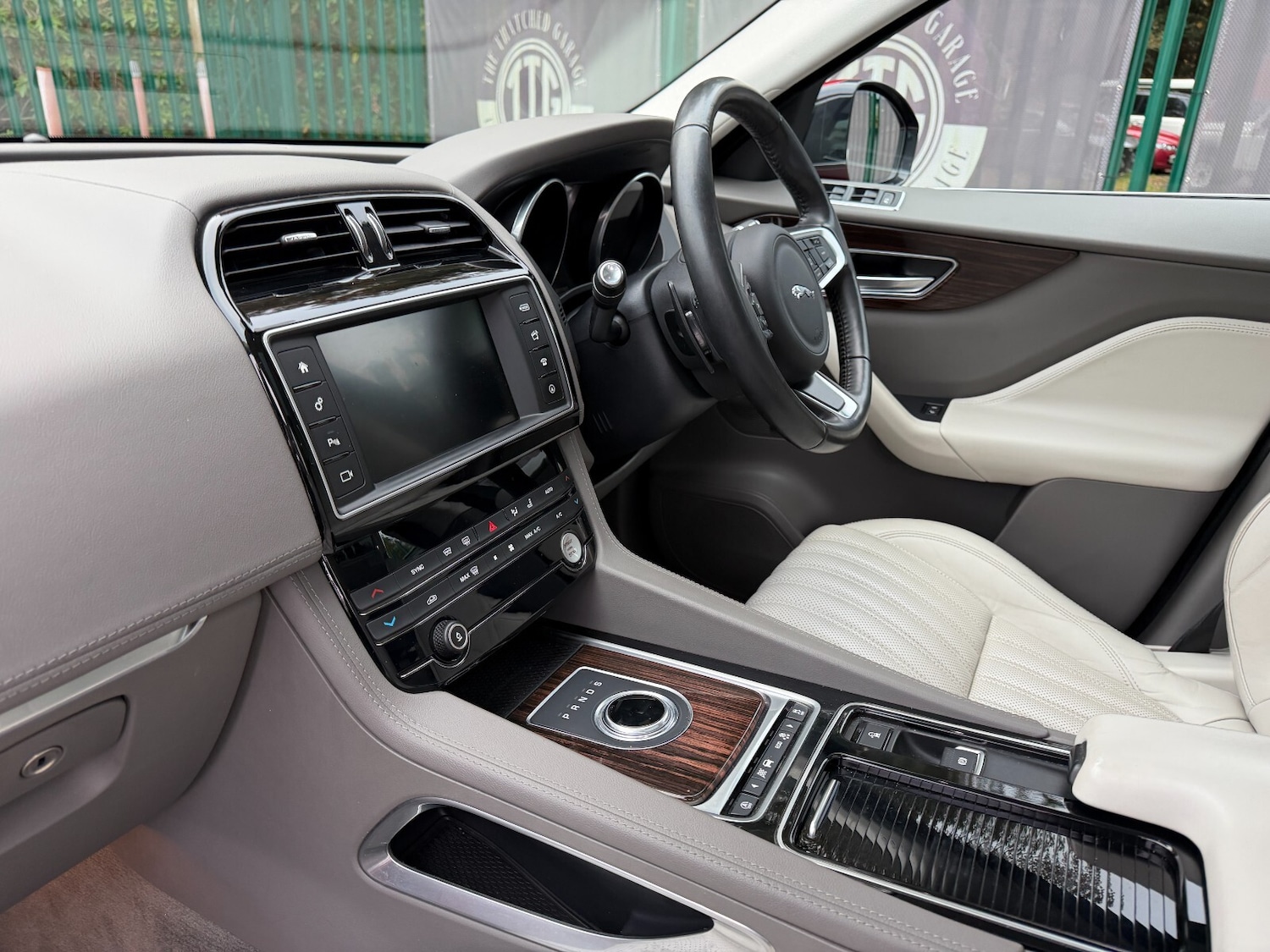 Used Jaguar F-Pace 2017 for sale - 76514833: Photo 40