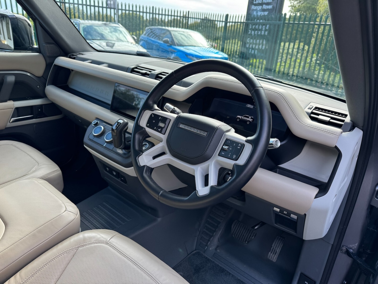Used Land Rover Defender 2021 for sale - 76366516: Photo 10