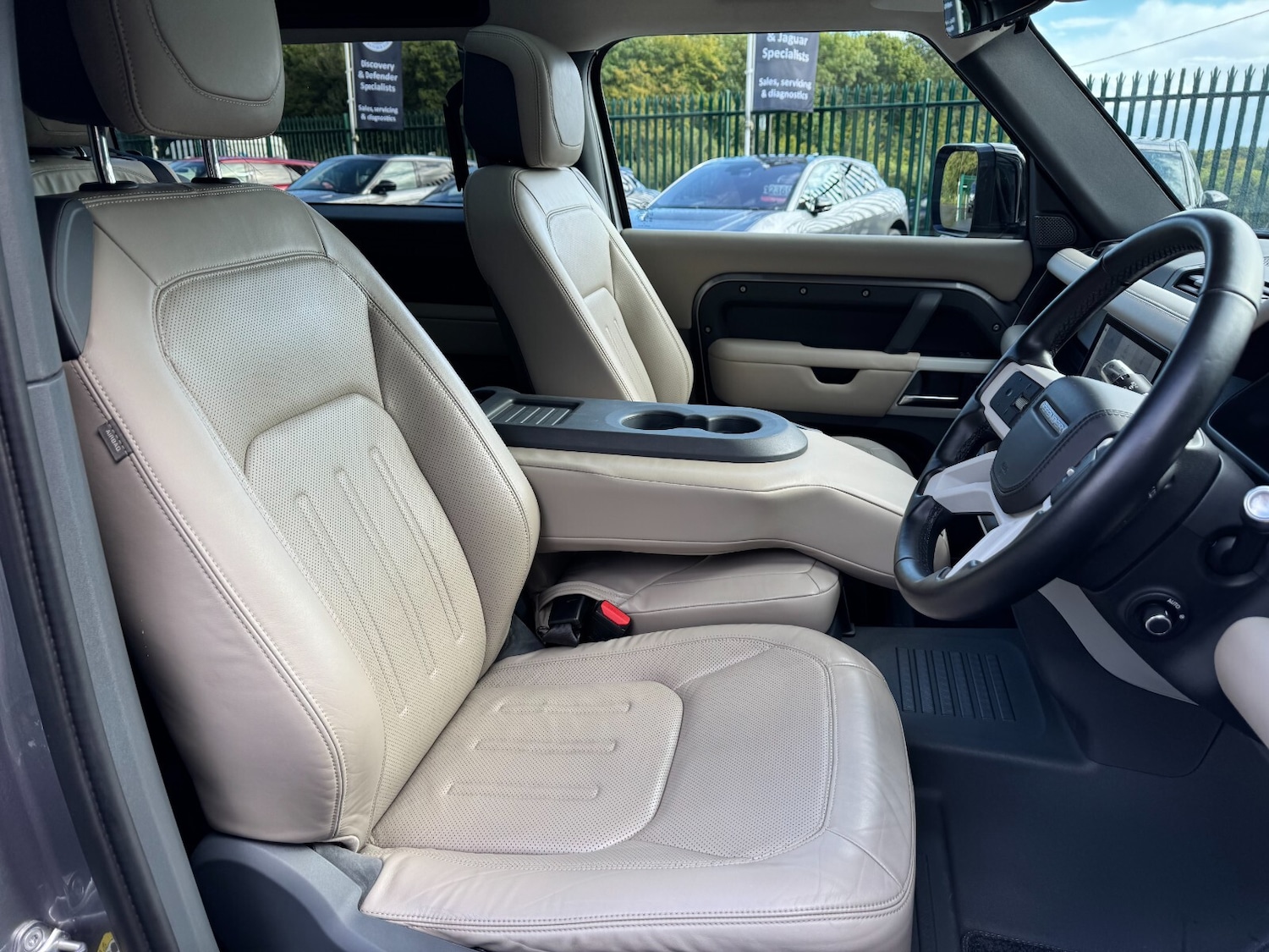 Used Land Rover Defender 2021 for sale - 76366516: Photo 13