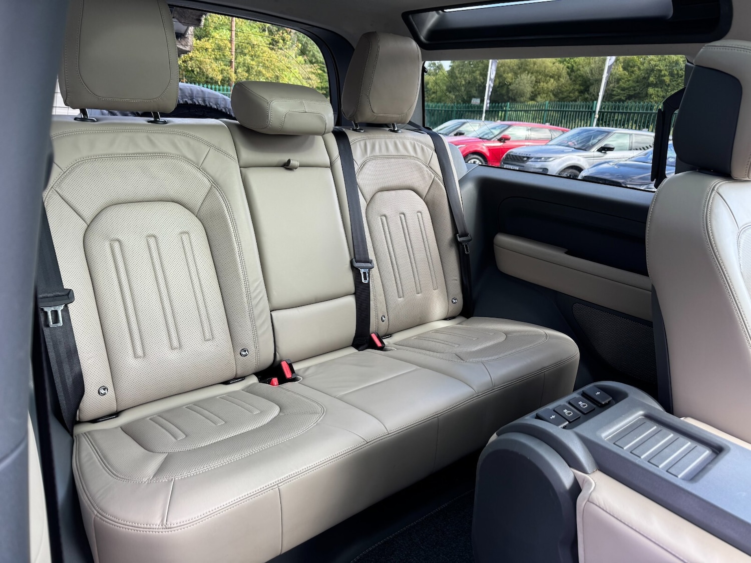 Used Land Rover Defender 2021 for sale - 76366516: Photo 28