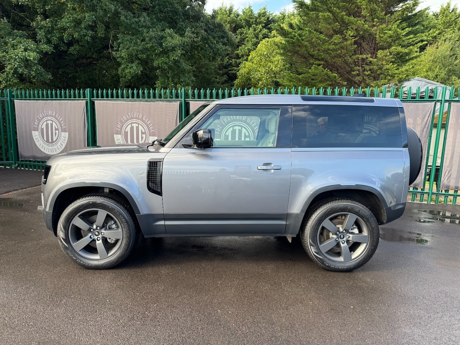 Used Land Rover Defender 2021 for sale - 76366516: Photo 4