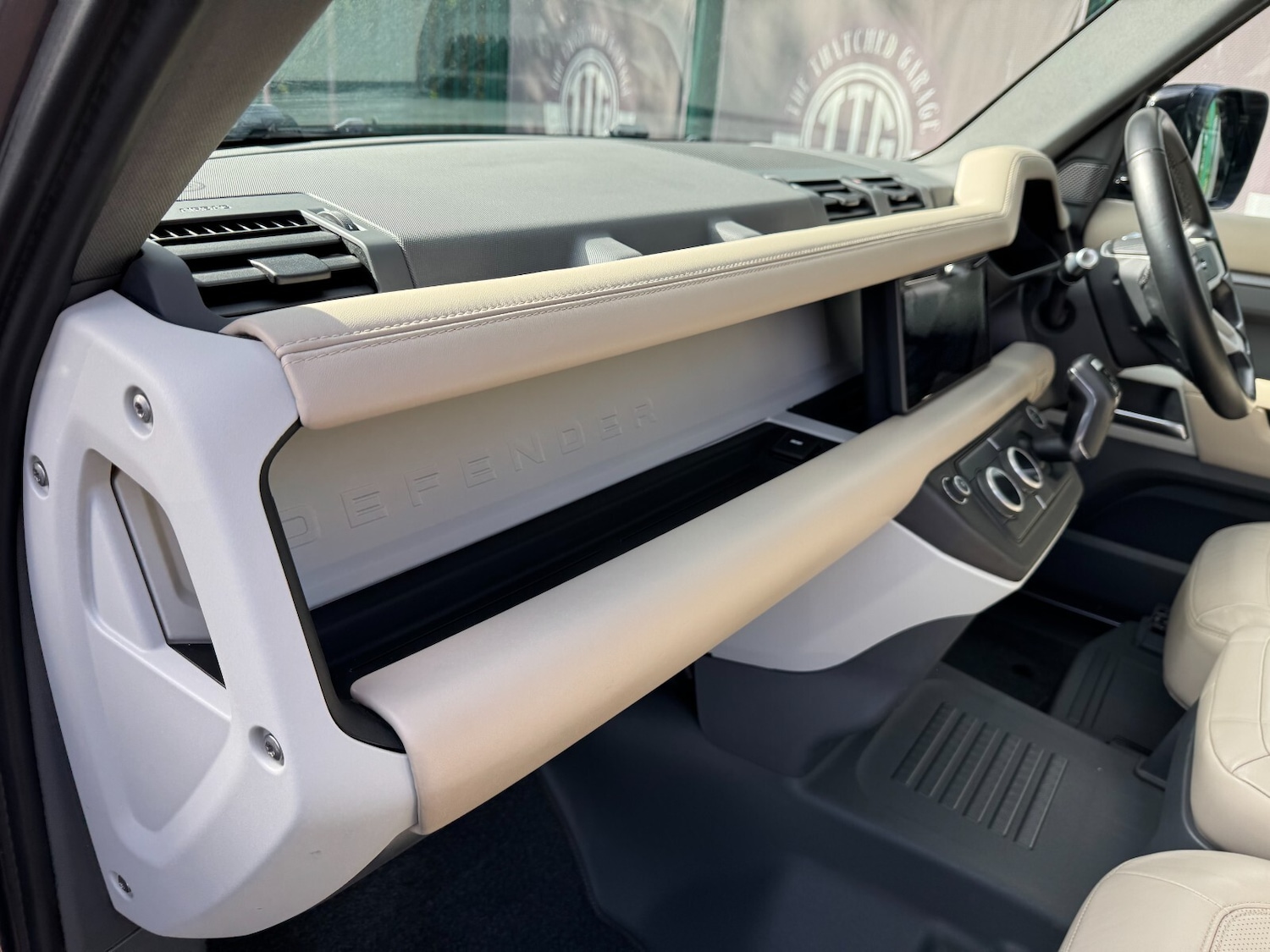 Used Land Rover Defender 2021 for sale - 76366516: Photo 44