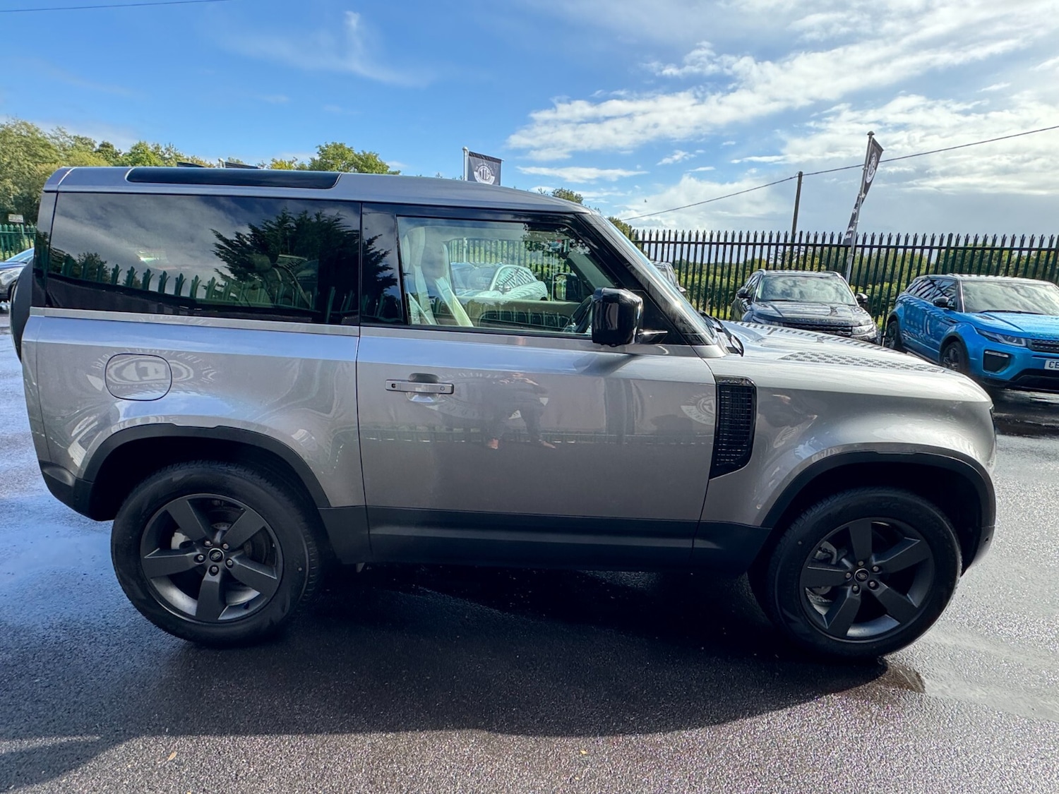 Used Land Rover Defender 2021 for sale - 76366516: Photo 8