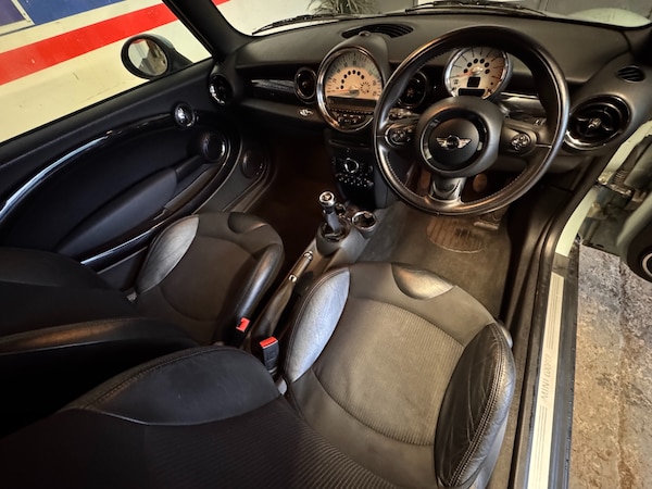 Used MINI Convertible 2011 for sale - 73201063: Photo 16
