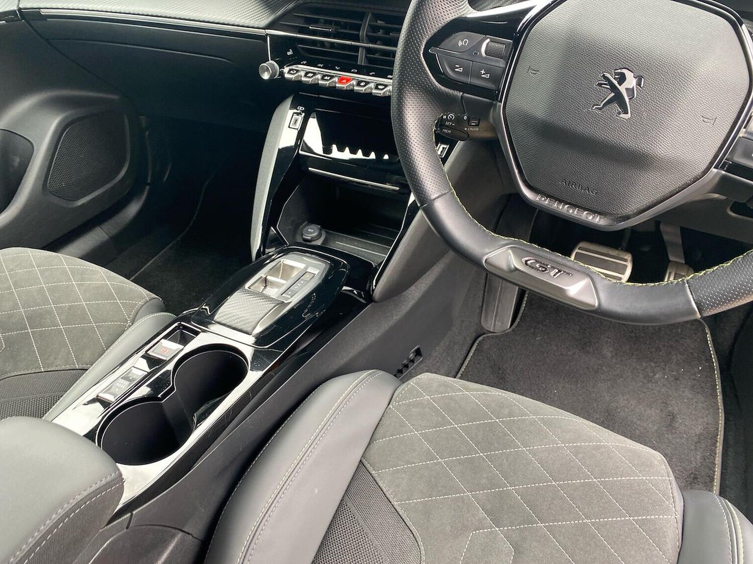 Used Peugeot 2008 2023 for sale - 78195611: Photo 15