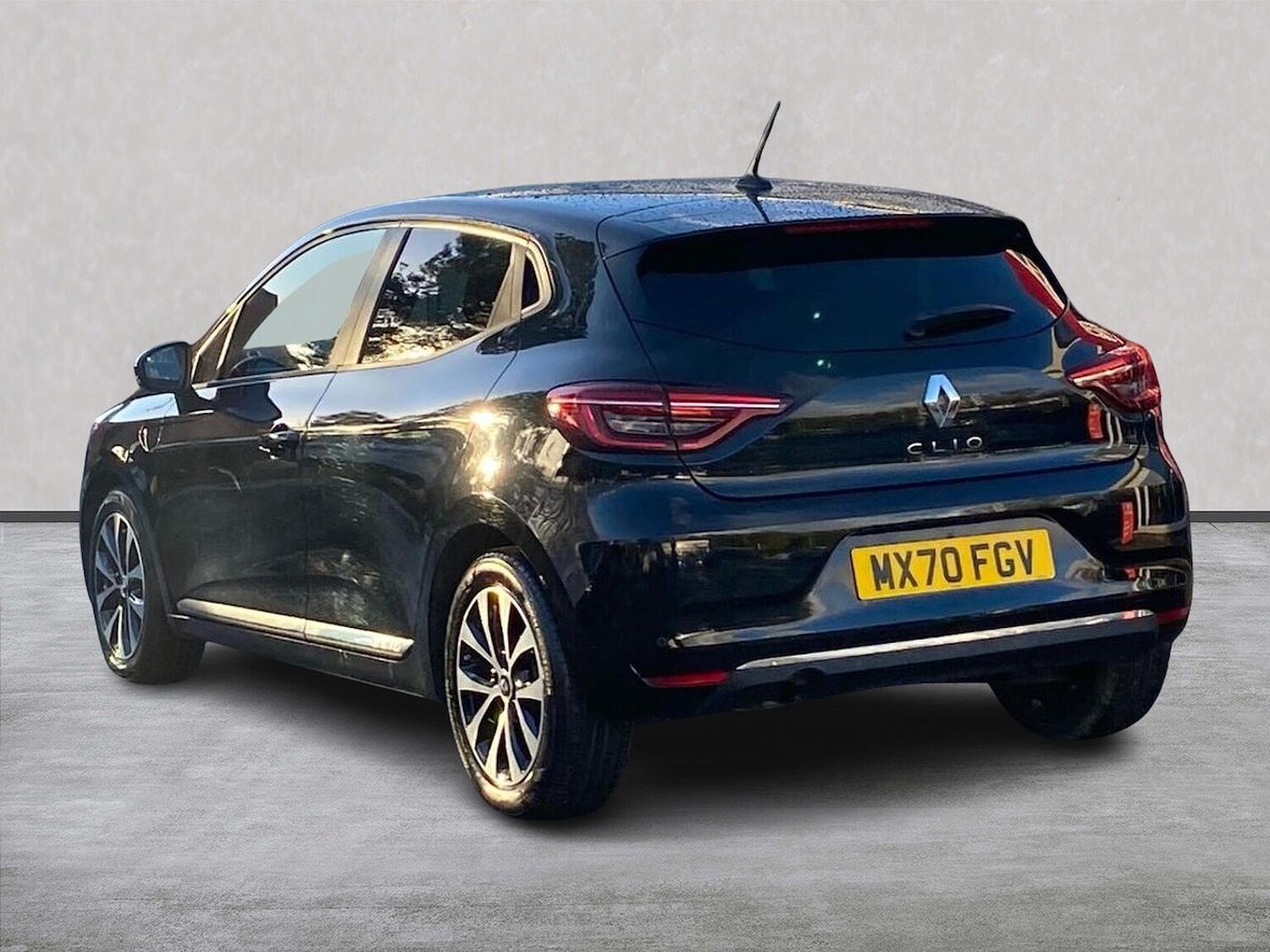 Used Renault Clio 2020 for sale - 76628123: Photo 2