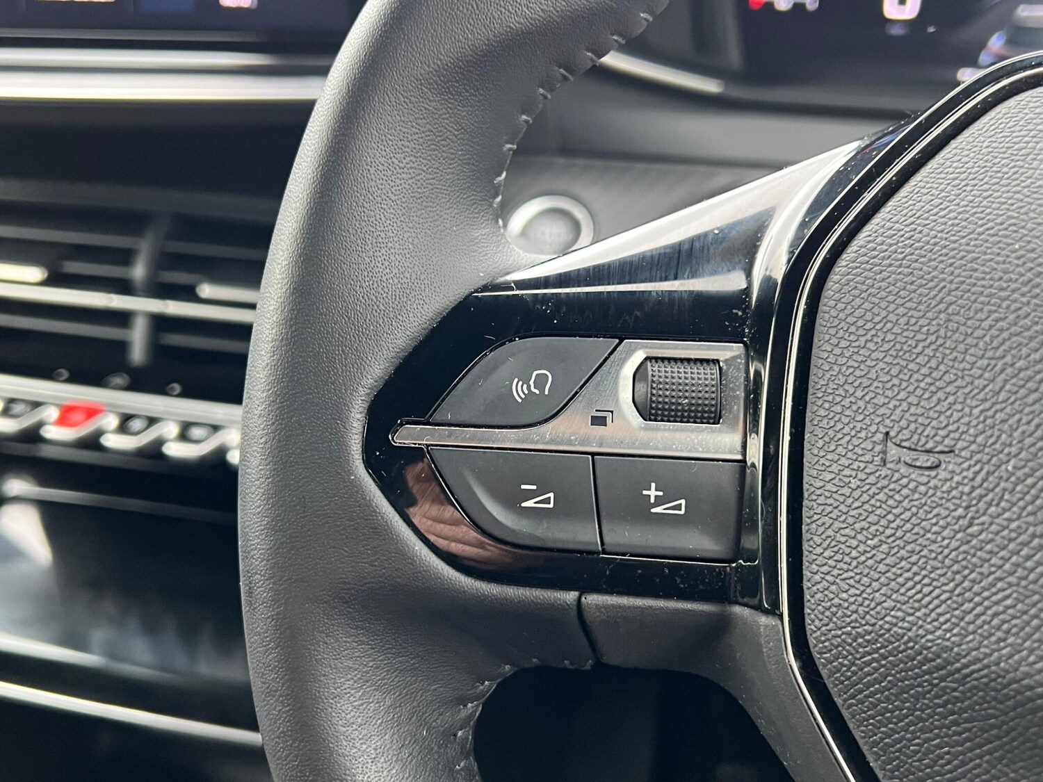 Used Peugeot 2008 2023 for sale - 77387123: Photo 44