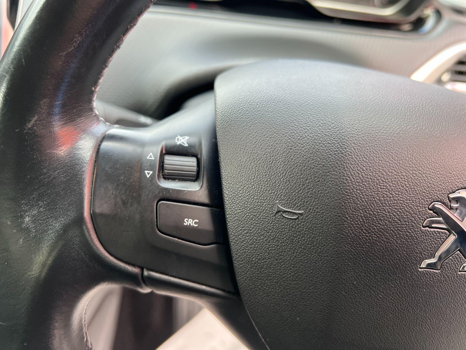 Used Peugeot 208 2017 for sale - 76399252: Photo 32