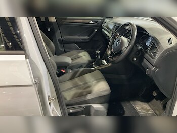 Used Volkswagen T-Roc 2018 for sale - 77621392: Photo