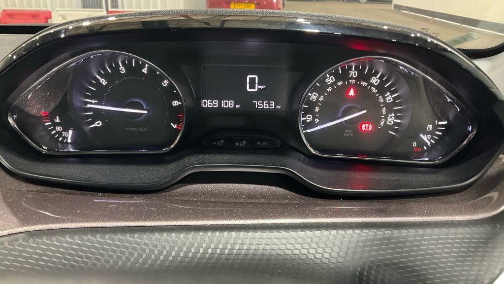 Used Peugeot 2008 2015 for sale - 77642861: Photo 9