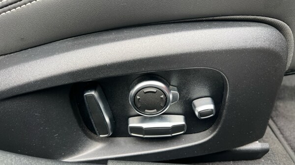 Used Jaguar XE 2023 for sale - 76265488: Photo 37