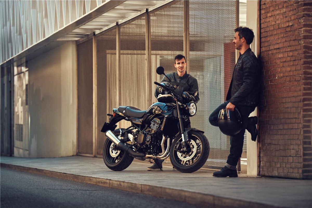 Kawasaki Z900RS Black Ball Edition ZR902ATFCB (BK2)