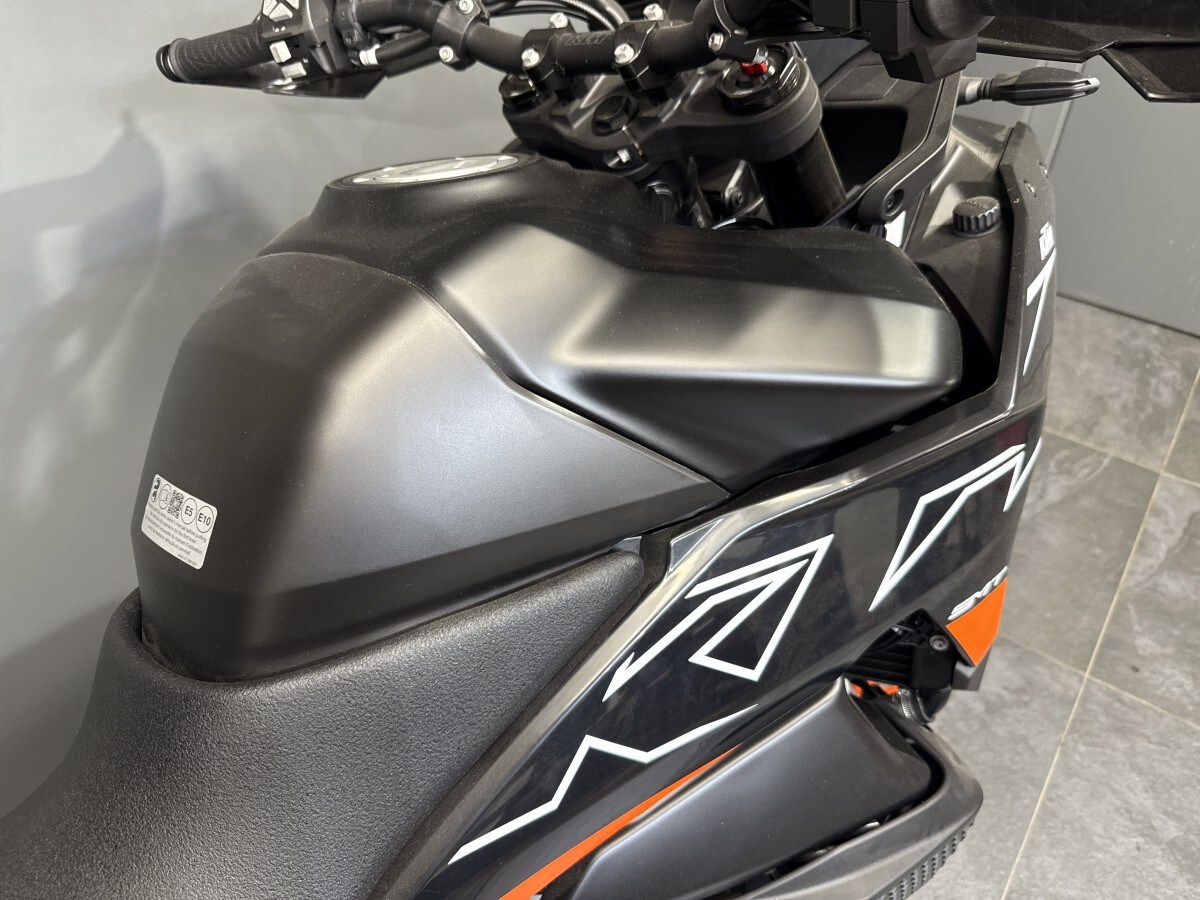 KTM 890 SMT 2024 MODEL