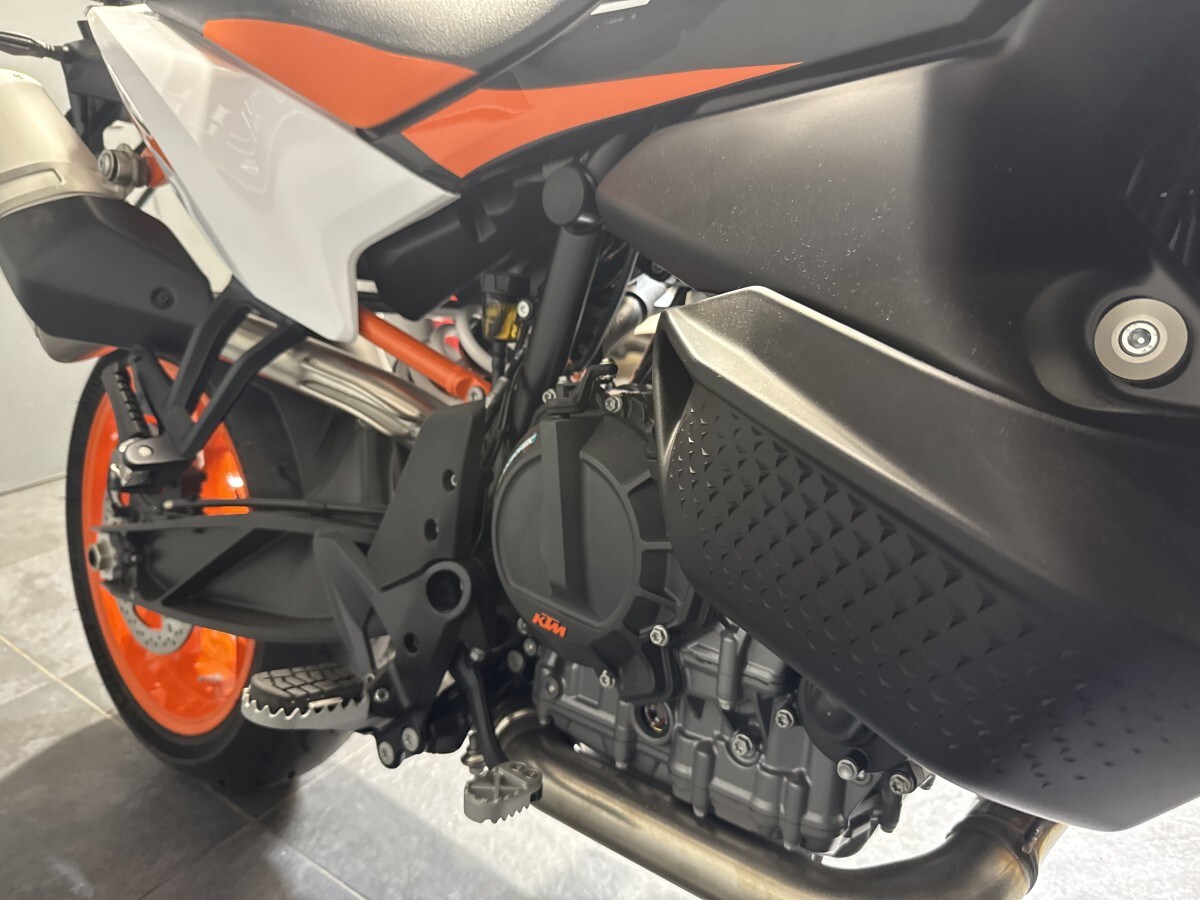 KTM 890 SMT 2024 MODEL