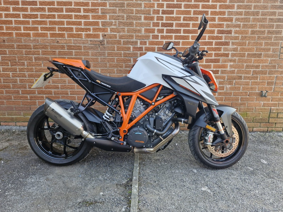 KTM 1290 SUPERDUKE R 19