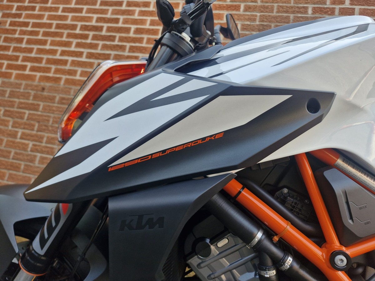 KTM 1290 SUPERDUKE R 19