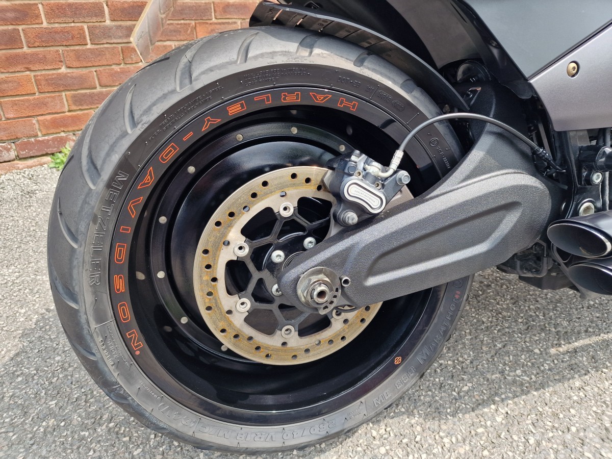 Harley-Davidson FXDR SOFTAIL 114 1868 19