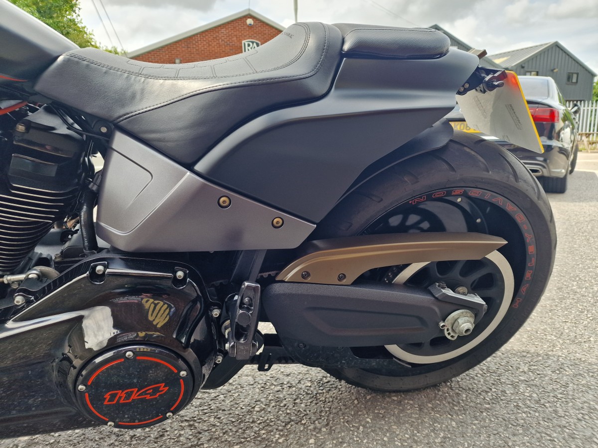 Harley-Davidson FXDR SOFTAIL 114 1868 19