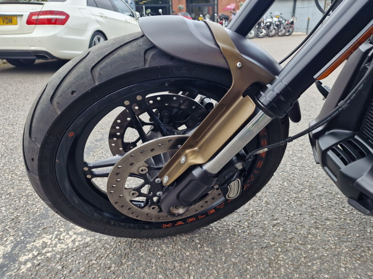 Harley-Davidson FXDR SOFTAIL 114 1868 19