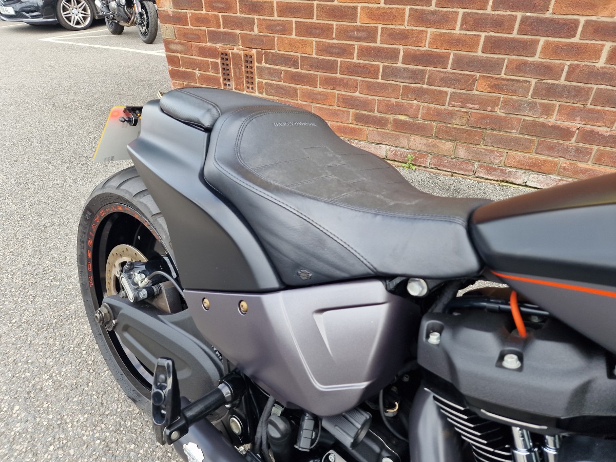 Harley-Davidson FXDR SOFTAIL 114 1868 19