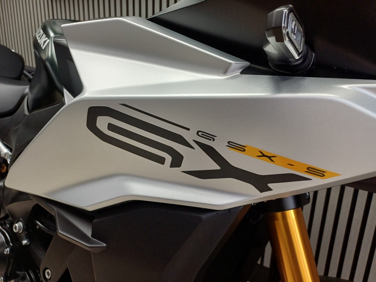 Suzuki GSXS1000GX+