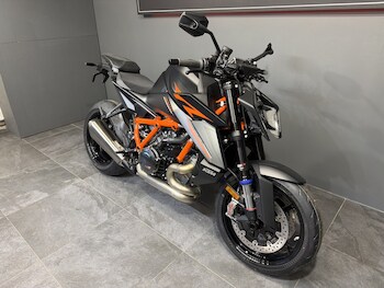 Used KTM 1390 Super Duke R FINANCE FROM 9.4% APR undefined for sale - bike-77867523: Photo