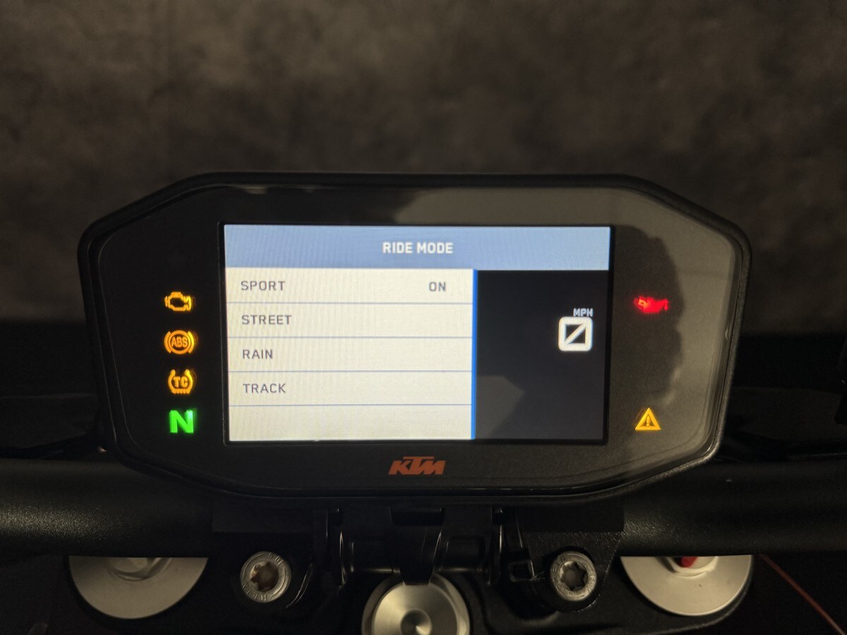 KTM 1290 SUPERDUKE R 19