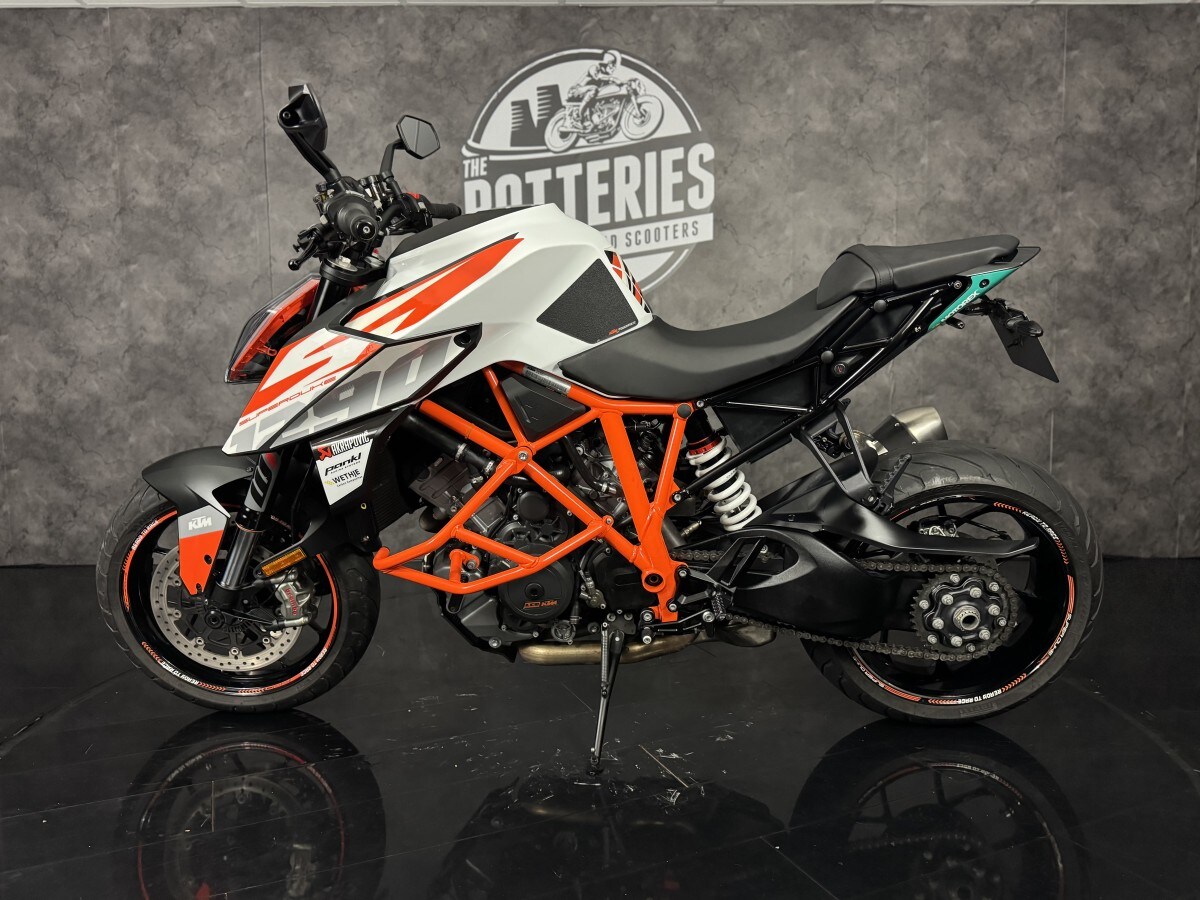 KTM 1290 SUPERDUKE R 19