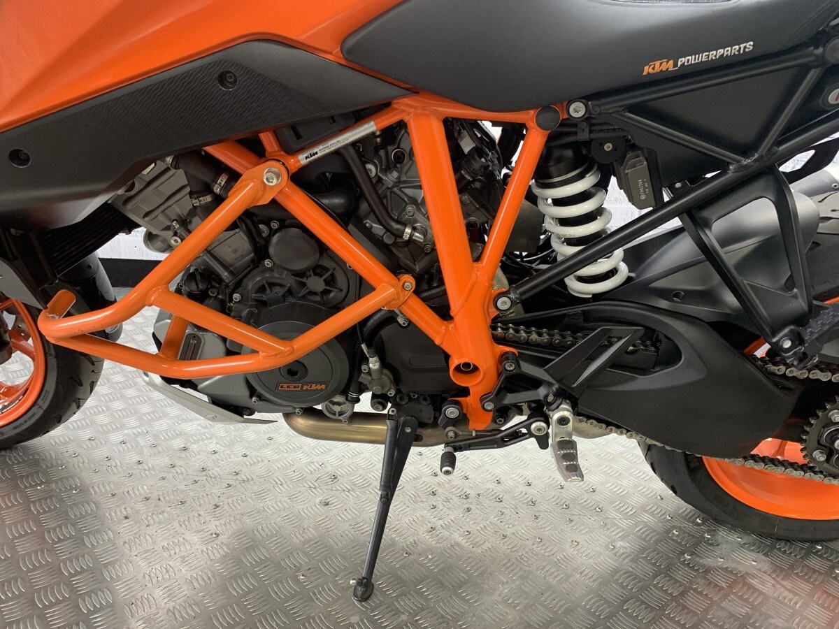 KTM 1290 SUPERDUKE GT 18