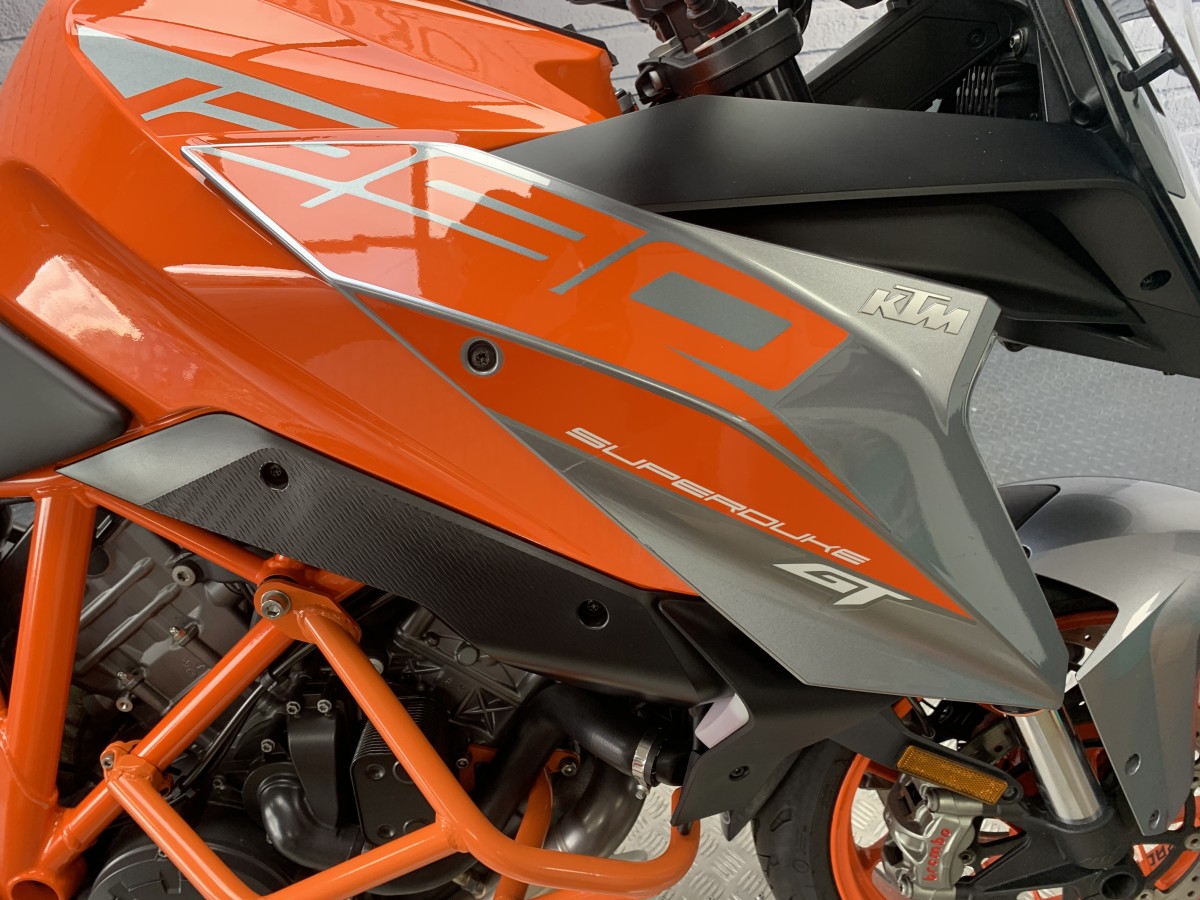 KTM 1290 SUPERDUKE GT 18
