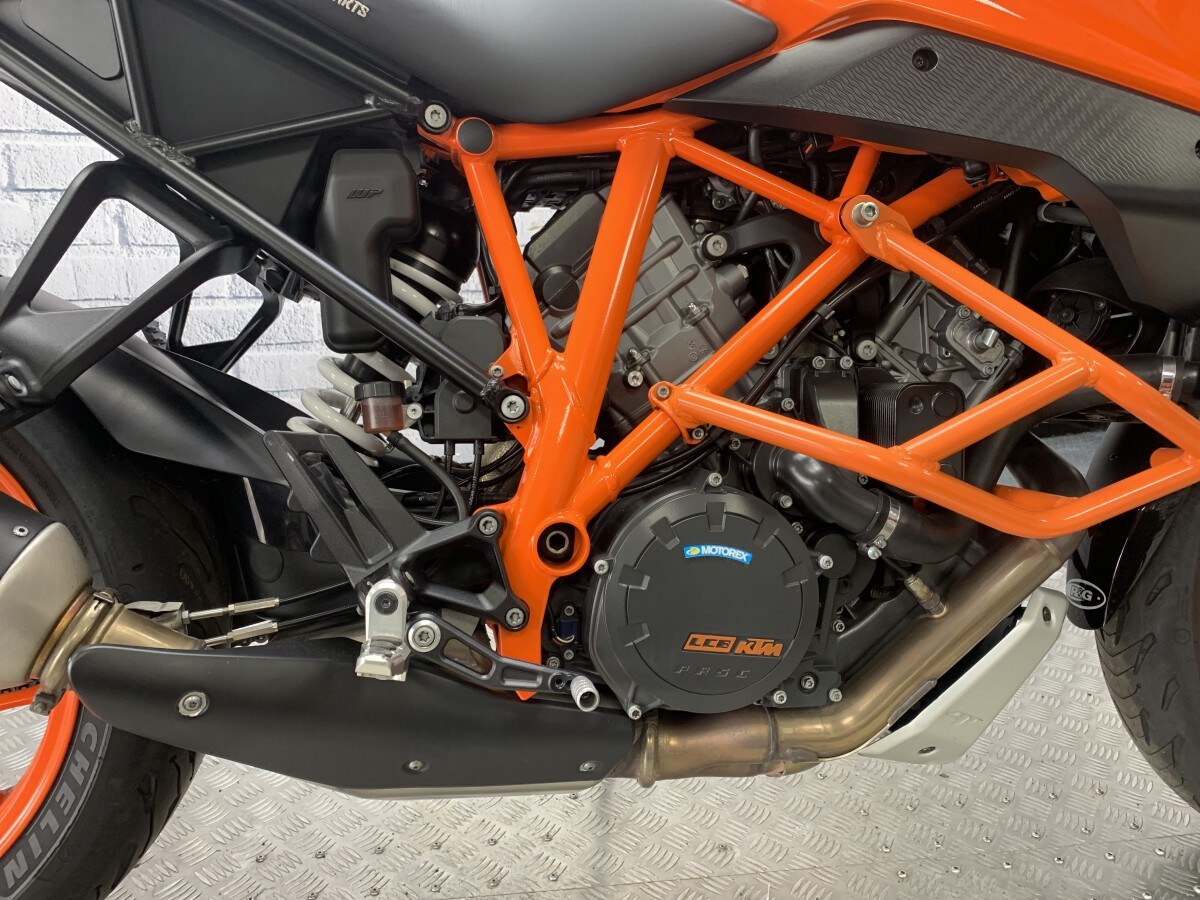 KTM 1290 SUPERDUKE GT 18