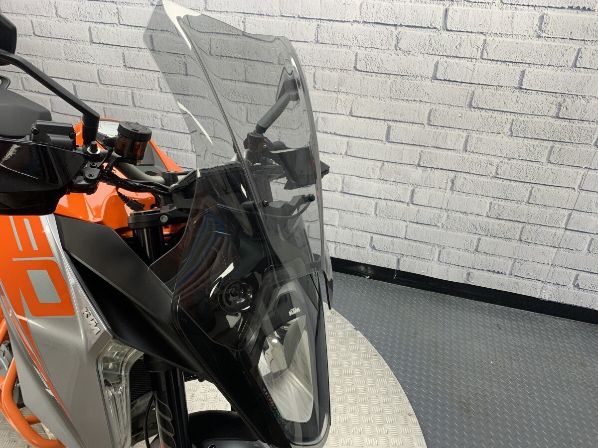 KTM 1290 SUPERDUKE GT 18