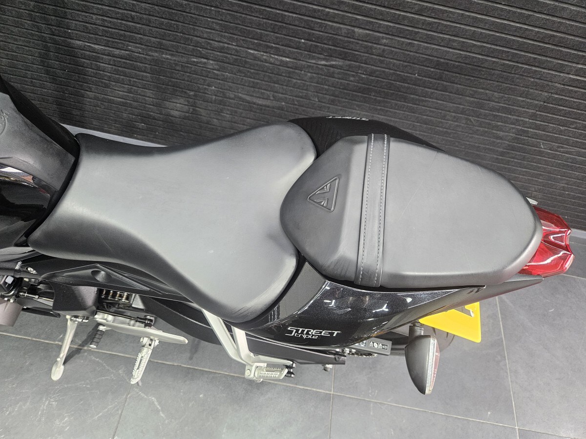 Triumph STREET TRIPLE S