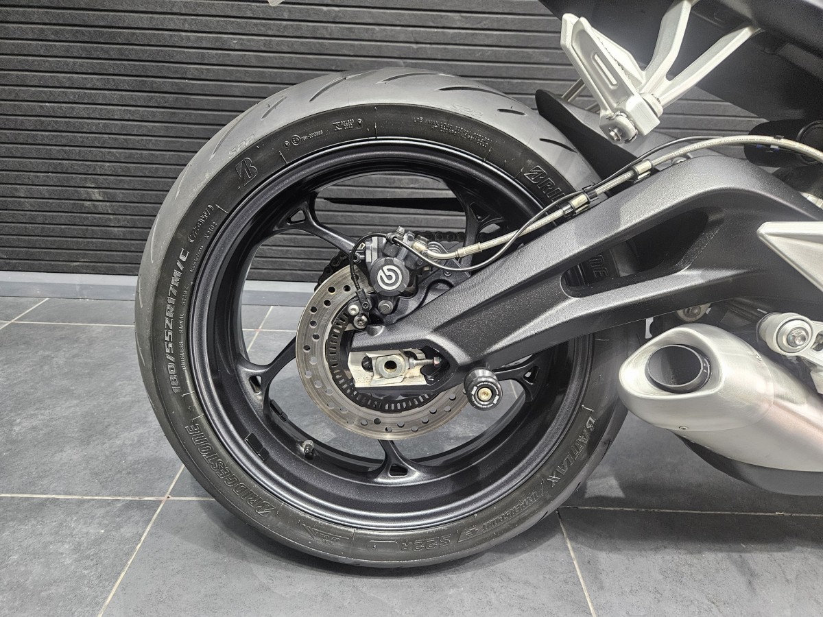 Triumph STREET TRIPLE S