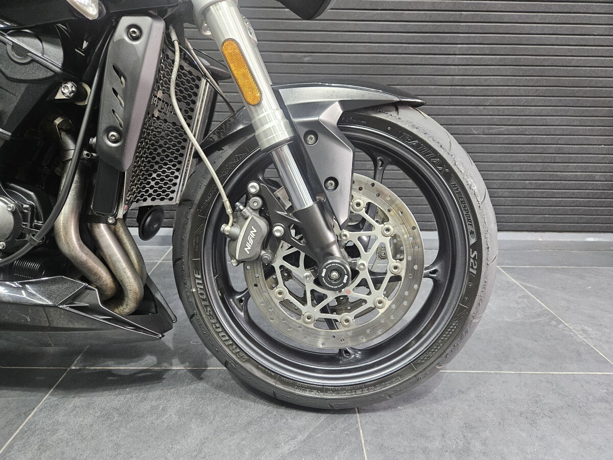 Triumph STREET TRIPLE S