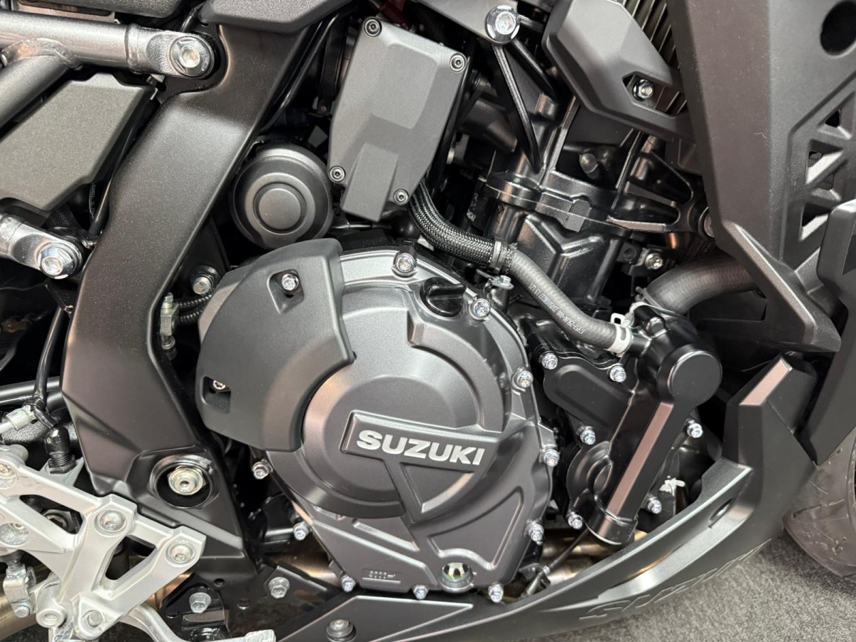 Suzuki GSX 800 FRQM4 GSX-8R