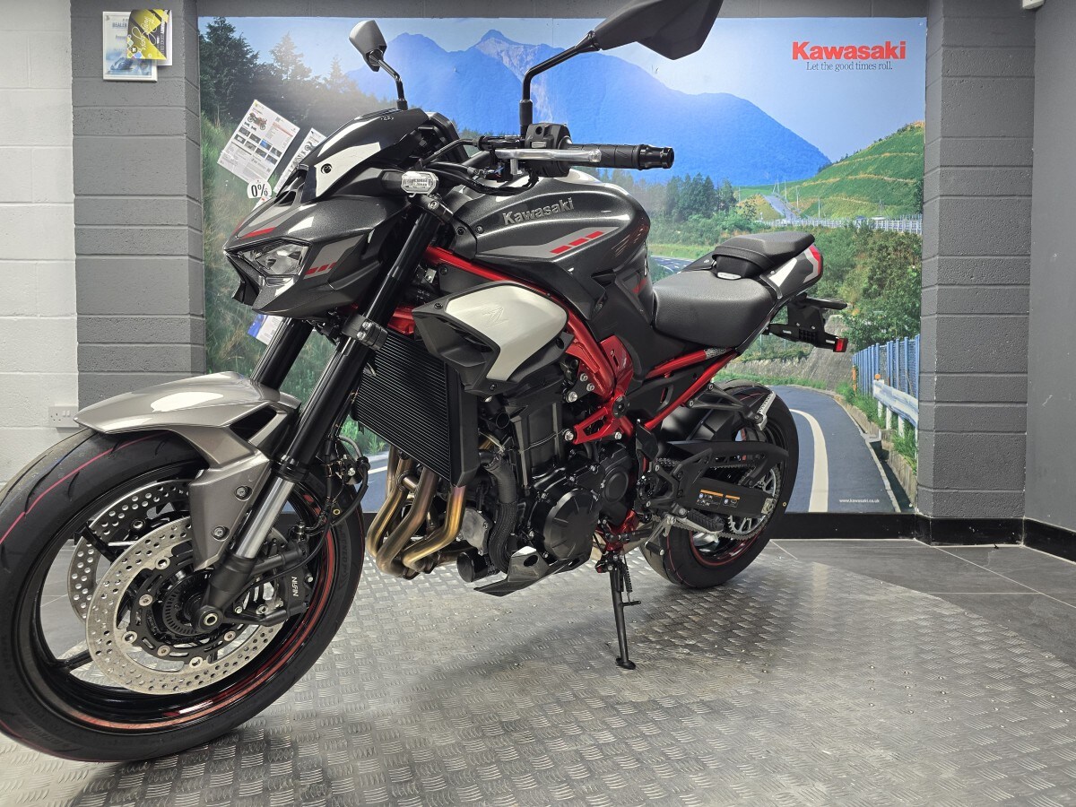 Kawasaki Z900 ZR900SSFAN