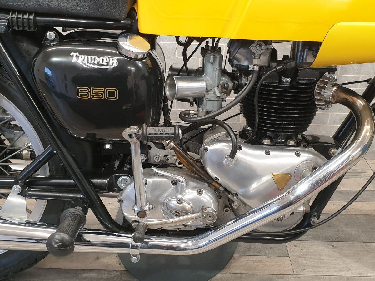 Triumph DUPLEX 6T THUNDERBIRD 650 Dunstall Cafe Racer *Te