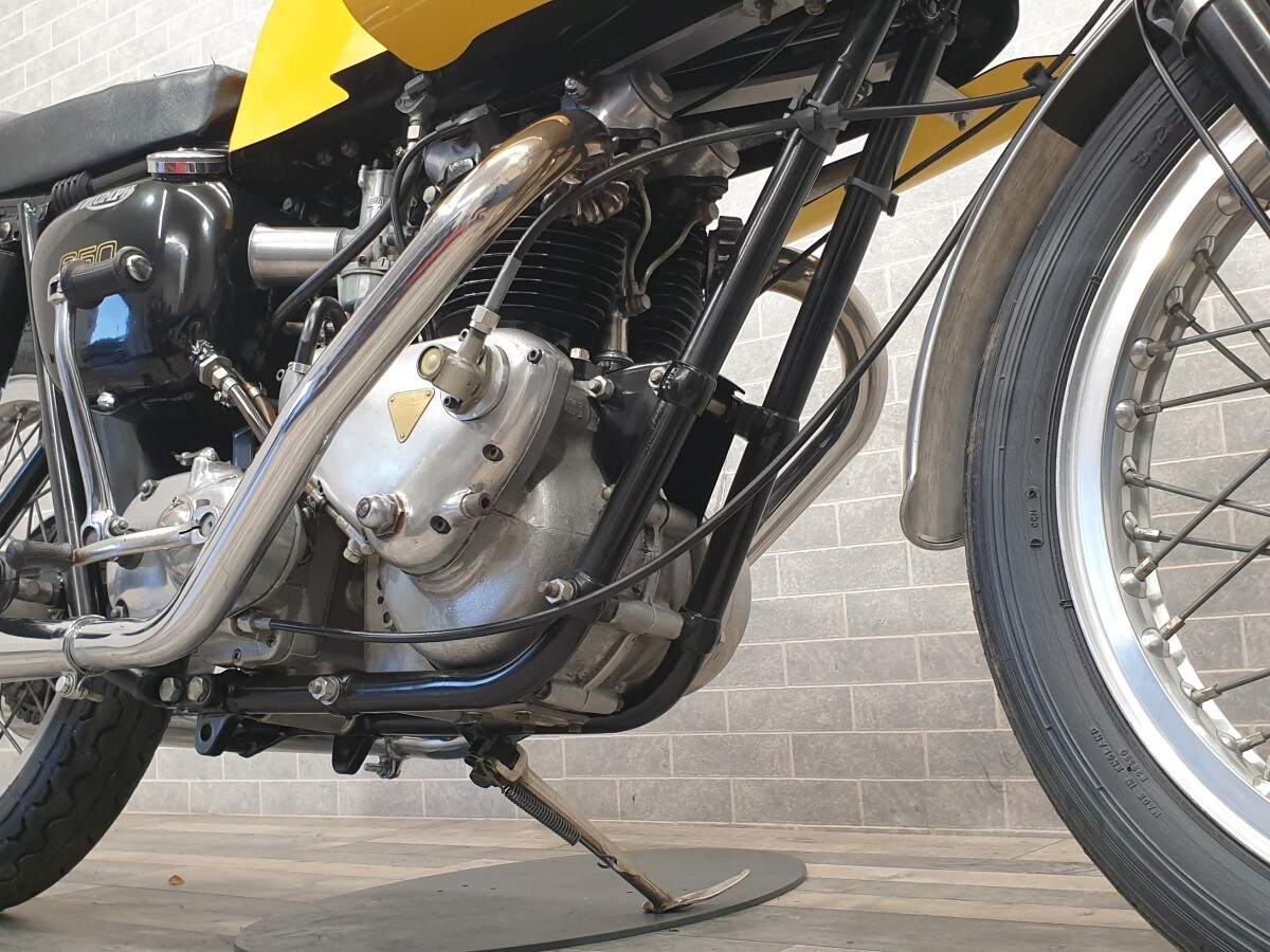 Triumph DUPLEX 6T THUNDERBIRD 650 Dunstall Cafe Racer *Te