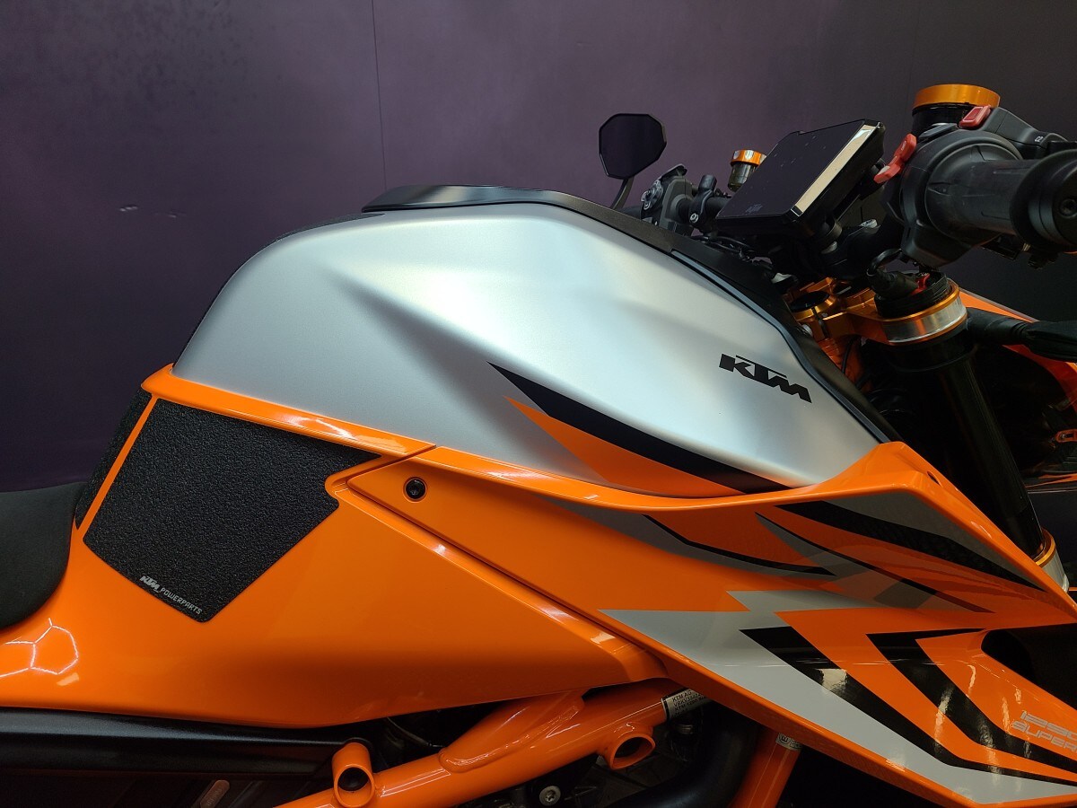 KTM 1290 SUPERDUKE R EVO 23