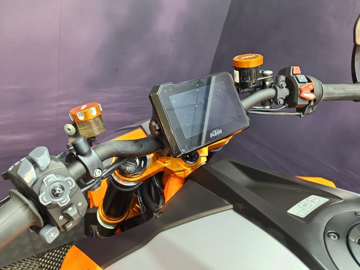 KTM 1290 SUPERDUKE R EVO 23